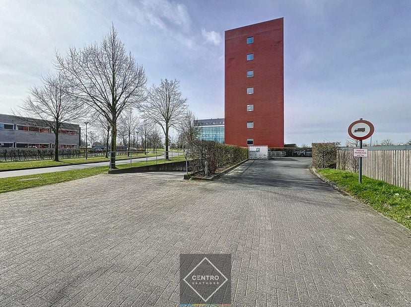 INDELING:&lt;br /&gt;
Zesde verdieping:&lt;br /&gt;
Eigen aparte ingang - polyvalente kantoorruimte, momenteel ingedeeld in een 16-tal burelen/vergaderruimten/arc