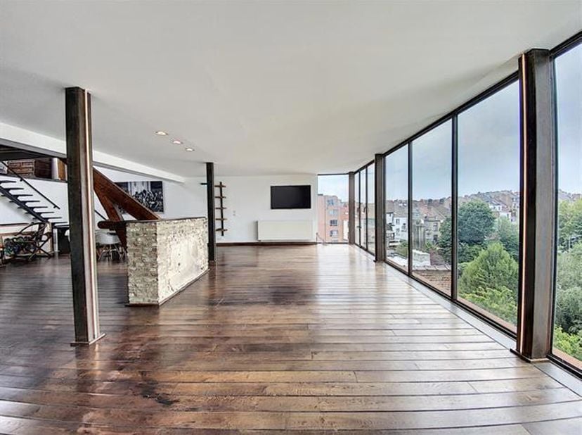 Dans le haut de Forest, à proximité dUccle et Ixelles, dans une maison de Maître début de siècle, accès via le 2ème étage, splendide duplex/penthouse