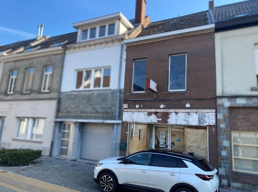 A vendre, espace commercial  avec beaucoup de potentiel à proximité du centre de Brakel !&lt;br /&gt;
&lt;br /&gt;
&lt;br /&gt;
Maison/espace commercial SITUÉ AU CENTRE