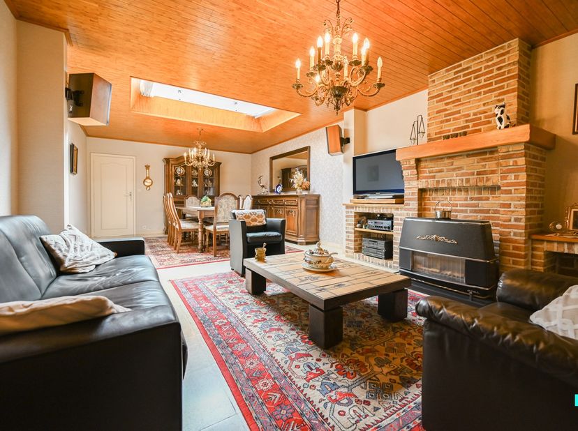 Te renoveren eengezinswoning met een bewoonbare oppervlakte van 180 m² (volgens EPC-attest) gelegen op een noordoost georiënteerd perceel van 189 m².