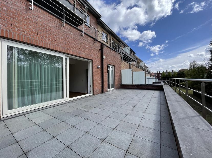 STOCKEL-KRAAINEM, à proximité de la Place Dumon bel APPARTEMENT (2ch/2sdb) de 110m² avec terrasse, possibilité garage. Situé au rez surélevé, iI se co
