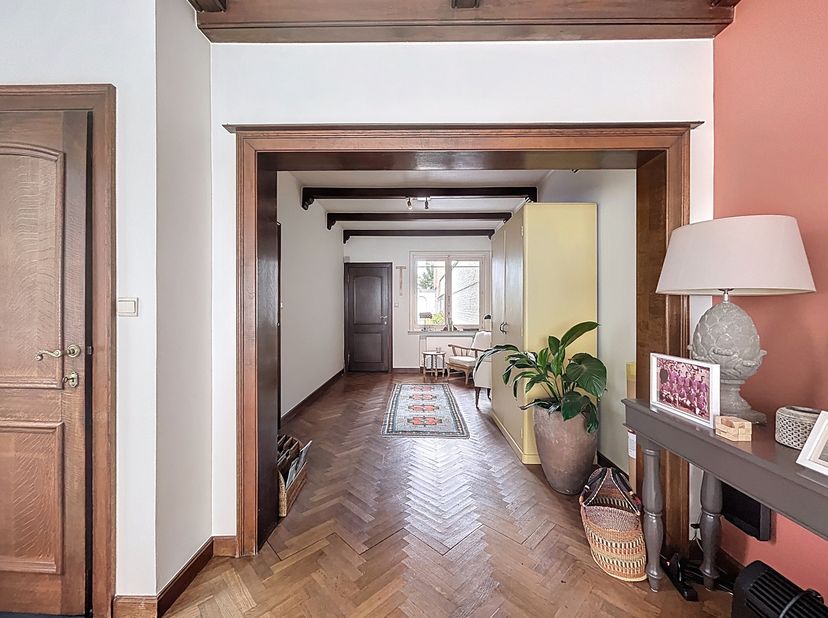 De statige woning bevindt zich in één van Kortrijks mooiste lanen.&lt;br /&gt;
INDELING:&lt;br /&gt;
GELIJKVLOERS: &lt;br /&gt;
- Inkomhal (10m²) &lt;br /&gt;
- leefruimte (3
