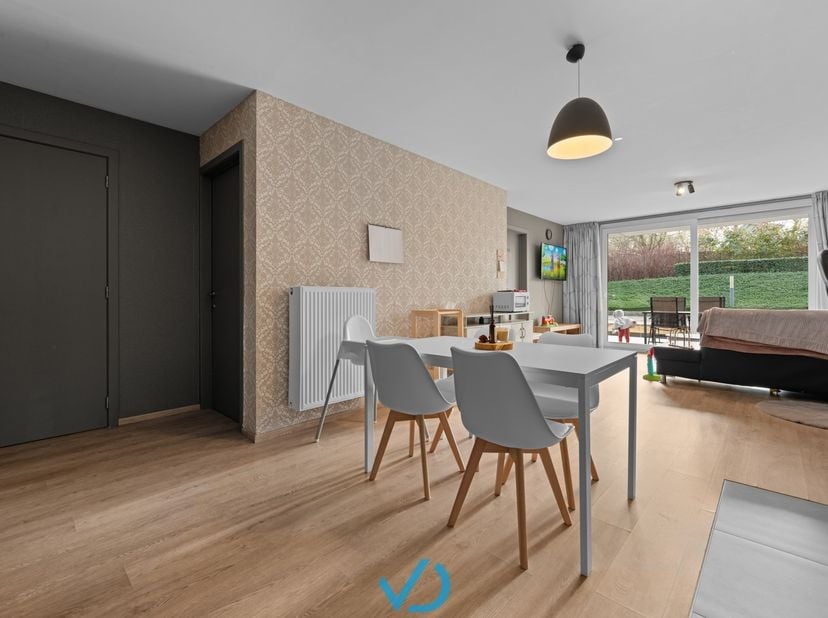 Op een rustige, groene locatie aan de Westkaai vinden we dit instapklare appartement terug. Hier geniet je van een oase van rust, terwijl je op wandel