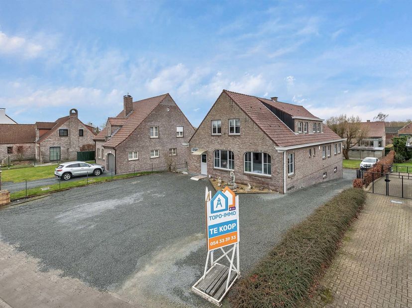 Voor een bezoek of meer info bel 054/69.39.34 - Op een rustige residentiële ligging in Outer bevindt zich deze ruime open bebouwing met zeer goede ene