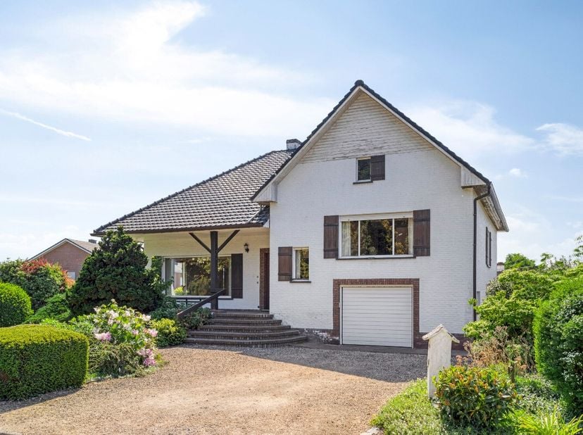 Testelt: karaktervolle woning te koop met charme en potentieel Deze woning met authentieke elementen is gelegen in het rustige Testelt, een deelgemeen