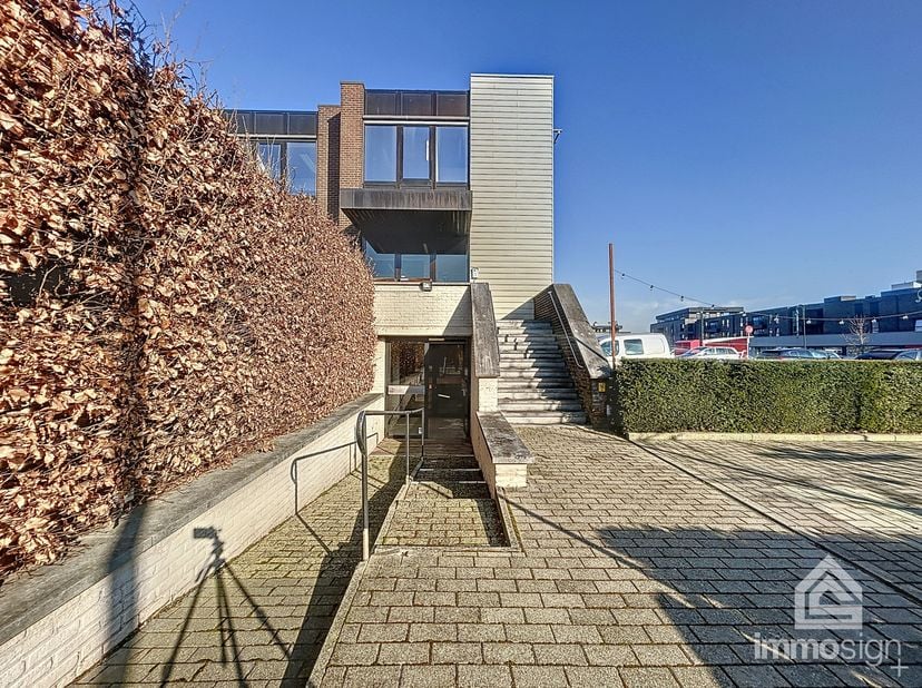 PLUSPUNTEN:&lt;br /&gt;
+ handelsoppervlakte: 118 m²&lt;br /&gt;
+ terras&lt;br /&gt;
+ ideale locatie&lt;br /&gt;
+ Bocholt centrum&lt;br /&gt;
+ dichtbij winkels&lt;br /&gt;
+ tegenove