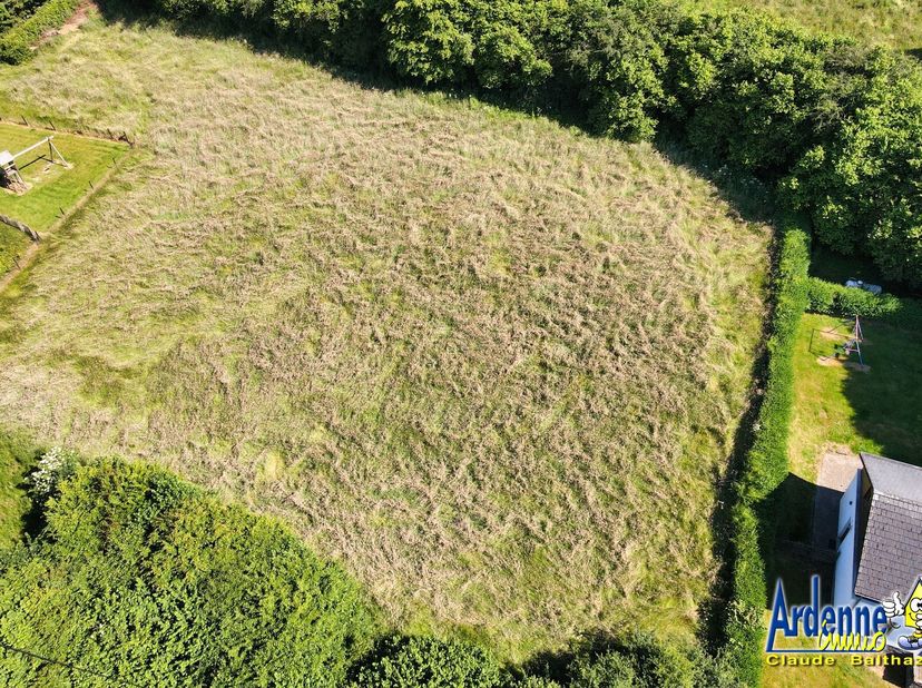 Mooi vlak terrein in een verkaveling van 3 kavels. Dit terrein is lot 3.&lt;br /&gt;
     Volledig uitgerust (water + elektriciteit)&lt;br /&gt;
     De documente