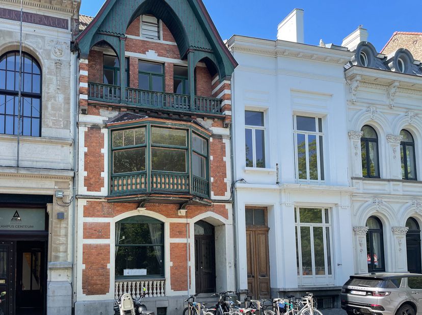 Voor meer informatie contacteer Daan Seys, 0491/06.97.30Dit buitengewone herenhuis is gelegen in Oostende, op een uiterst gunstige locatie aan het Leo