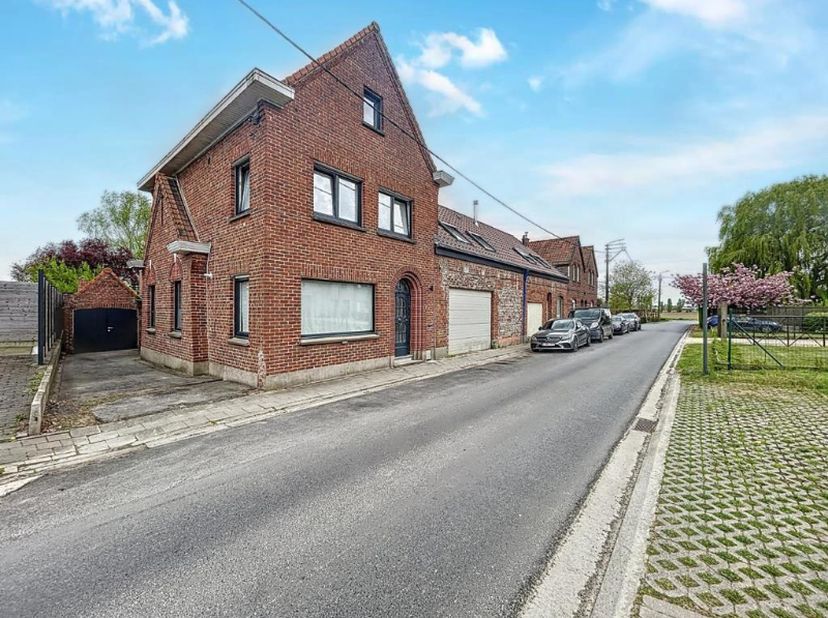Rustig doch centraal gelegen woning, bestaande uit een inkomhal met afzonderlijk toilet, gezellige leefruimte met eet- en zithoek, volledig uitgeruste