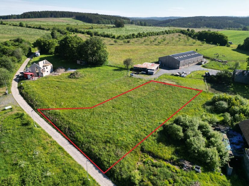 ERA B-LUX is verheugd u dit prachtige terrein van 15 are 47 centiaren aan te bieden, ideaal gelegen in het pittoreske dorpje Wibrin, in het hart van d