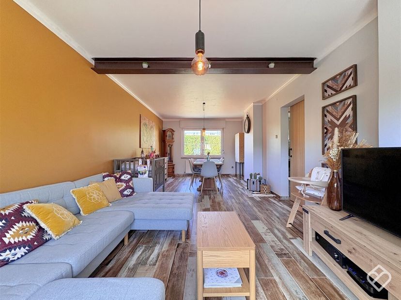 Découvrez cette charmante maison située à Aubange, nichée dans un quartier paisible et convivial. Offrant une surface de terrain de 517m², cette propr