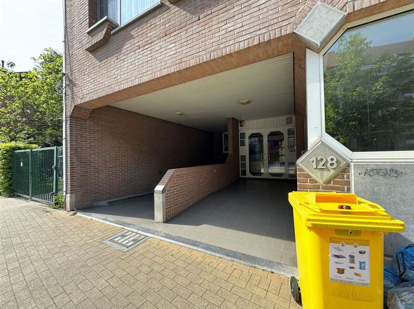 Roodebeekkwartier - Kantoor van +/-190m² gelegen op het gelijkvloers als volgt samengesteld: een inkomhal/wachtzaal, een grote leefruimte van +/-120m²