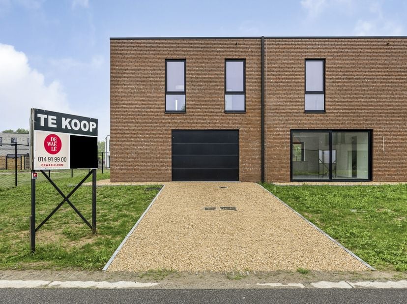 Sur un terrain de 441m², nous trouvons ce bâtiment mitoyen (lot 9) avec 3 chambres à vendre. Situé près du centre de Balen et bien relié à Mol, Lommel