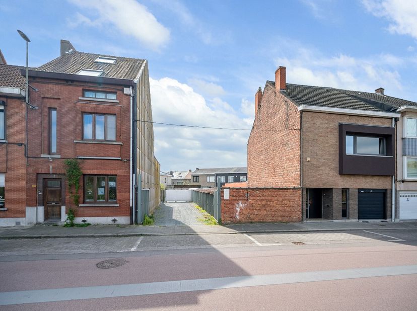 Uniek gelegen garagecomplex/grond   Een garagecomplex met 9 boxen,  Eveneens een prachtig stuk GROND van 320m² op een uitstekende locatie. Rustige omg