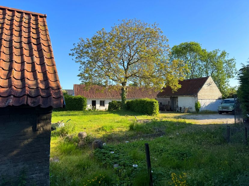 Voor meer informatie of een bezoek? 09 279 11 22 of info@centeroffice.be&lt;br /&gt;
Deze hoeve is gelegen op een perceel van maar liefst 1802 vierkante met