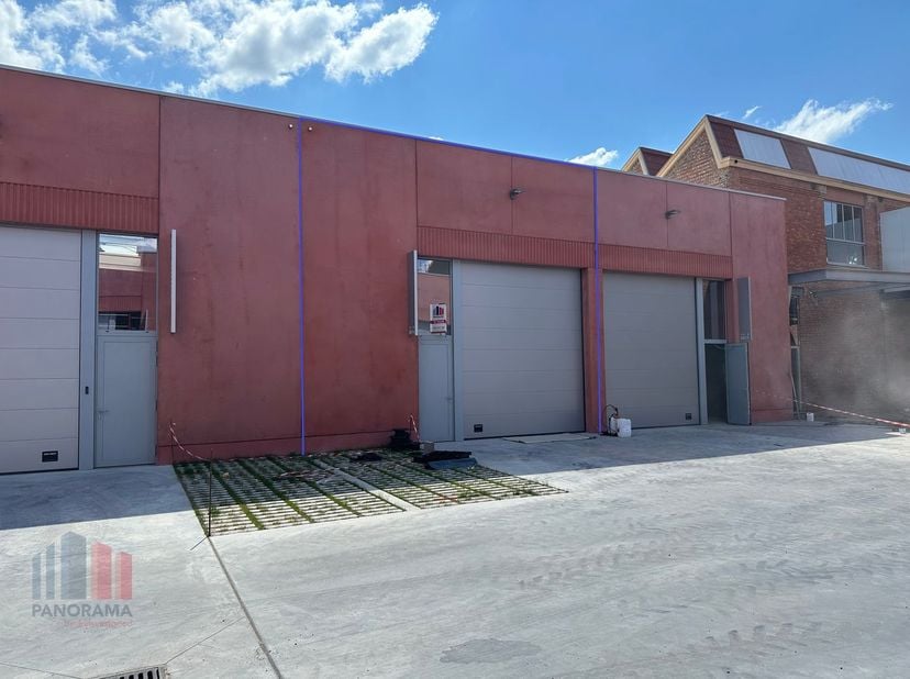 Fenomenaal gelegen nieuwbouw KMO-unit met een oppervlakte van 189 m²  en 2 privatieve parkeerplaatsen te huur op amper 300 m van de Doorniksesteenweg