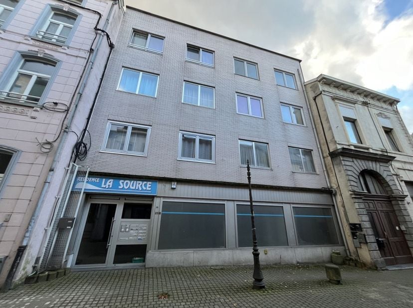 Bon appartement situé à proximité des facilités comprenant:&lt;br /&gt;
Situé au 3ème étage avec ascenseur, il se compose comme suit:&lt;br /&gt;
Hall d&#039;entrée -