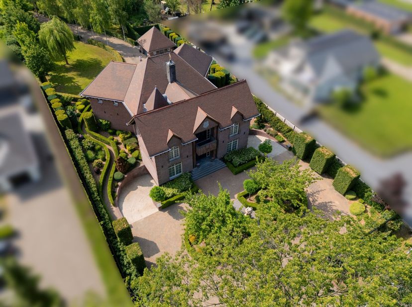 Deze indrukwekkende villa verwelkomt u met een sfeer van klasse en rust, prachtig gesitueerd op een perceel van maar liefst 3.241 m². Te midden van ee
