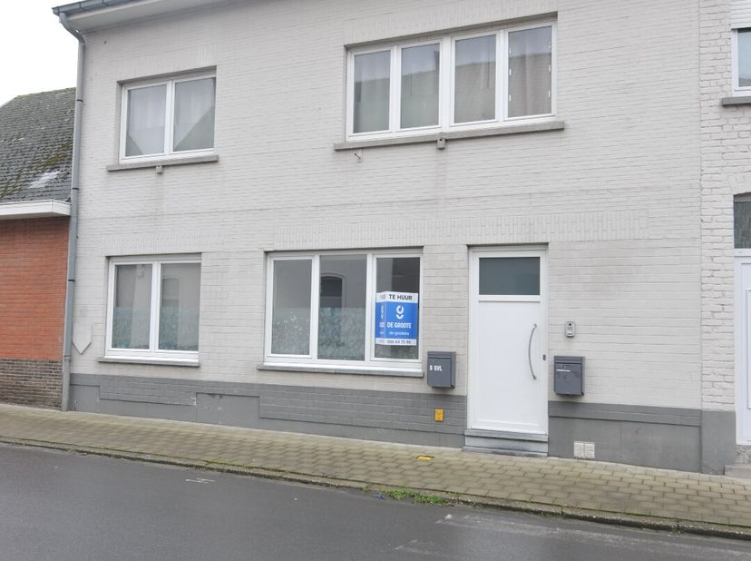 Spacieux appartement situé au RDC d&#039;une habitation du centre de Sint-Denijs. L&#039;habitation comprend seulement 2 appartements.&lt;br /&gt;
Le bien dispose d&#039;u