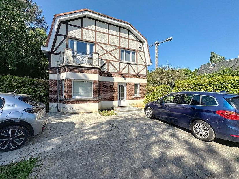 Quartier Saint-Job - Schitterende villa met 3 slaapkamers en tuin van +/- 175m² als volgt samengesteld: op het gelijkvloers, een inkomhal, een lichte