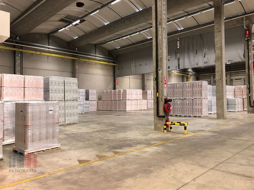 Vlot bereikbaar magazijn met een oppervlakte van 10455 m² te huur nabij de Singel met een vlotte verbinding naar de E17 op- en afrit 15 Sint-Niklaas (