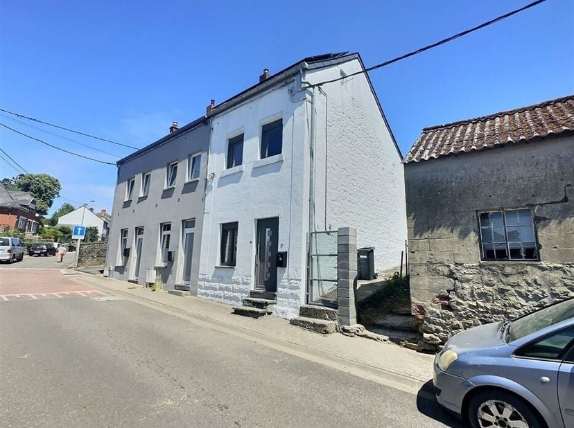 Charmante maison située à Couvin !!!&lt;br /&gt;
Le bien est composé comme suit : living, cuisine, buanderie, salle de douche, hall de nuit, 2 chambres, sal