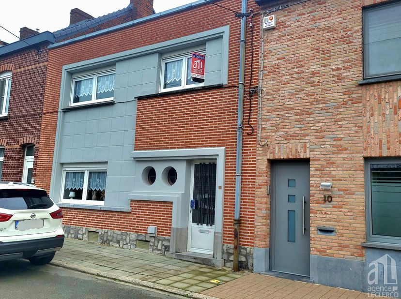 KAIN. Bonne maison bien entretenue avec un hall, salon et salle à manger, cuisine équipée, salle de bains, buanderie, 2 wc, 2 chambres, grenier, cave