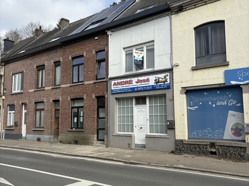 Maison 2 façades de 120m²hab + cave, située à proximité de Basse Wavre.&lt;br /&gt;
Elle se compose comme suit : au rez, 3 pièces en enfilade de belles tail