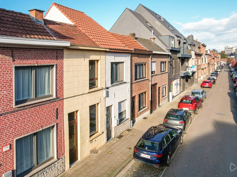 Vous cherchez une propriété que vous pouvez décorer entièrement à votre goût ? Dans ce cas, ce bien est fait pour vous ! Cette première maison à rénov