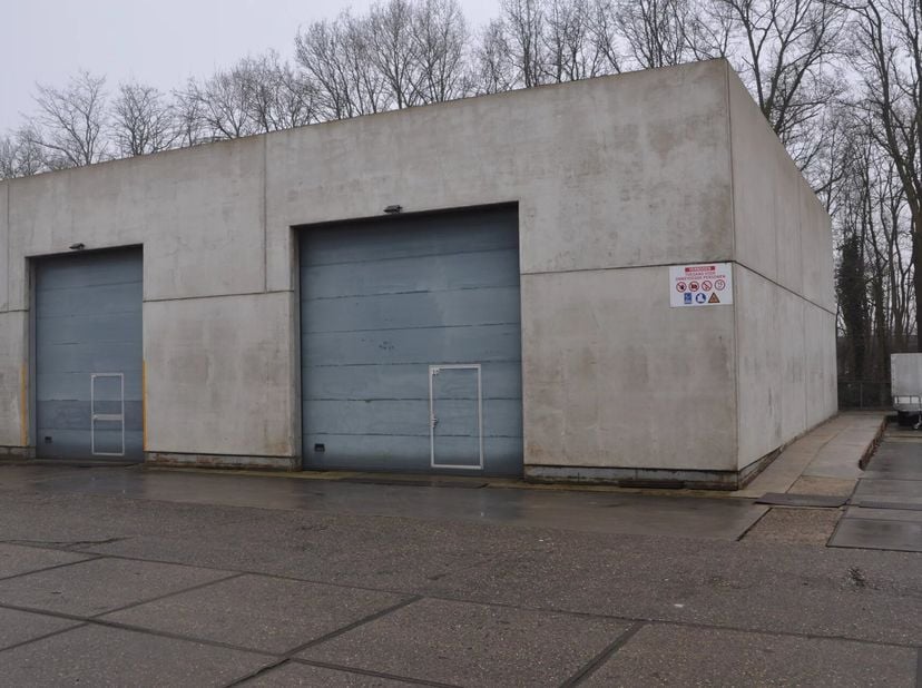 OPSLAGLOODS VAN +-228 M ² OP EEN CENTRALE LOCATIE IN ZONHOVEN&lt;br /&gt;
Deze centraal gelegen loods vindt u terug op het industrieterrein aan de Industrie