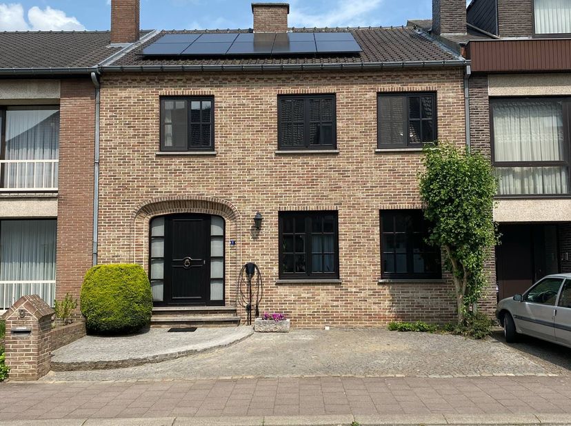 Deze opgefriste, instapklare gezinswoning uit 1988 bevindt zich te Winterstraat 9, op slechts enkele minuten wandelen van het gezellige centrum van Bi