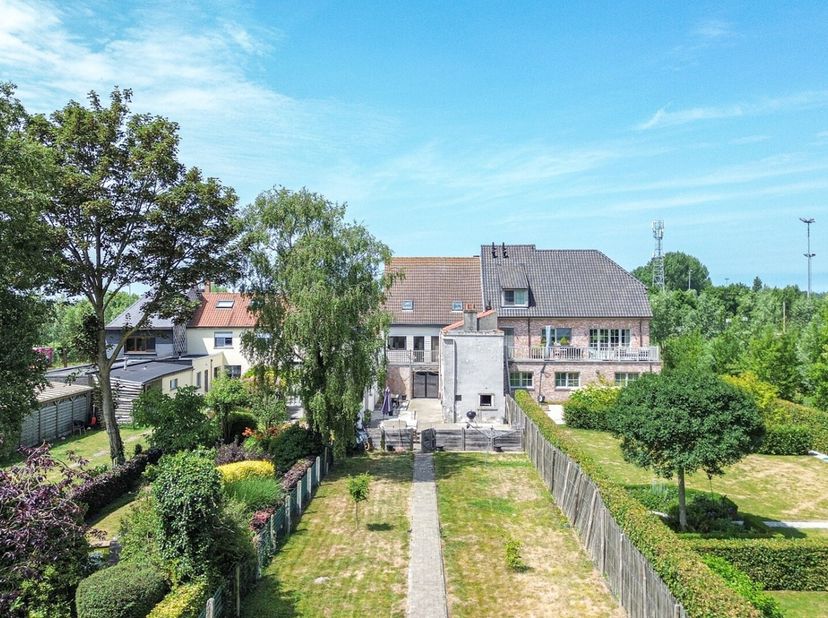 Langs een belangrijke invalsweg nabij het centrum van De Haan vindt u deze ruime woning met een perceel van 620 m² en een bewoonbare oppervlakte van 3
