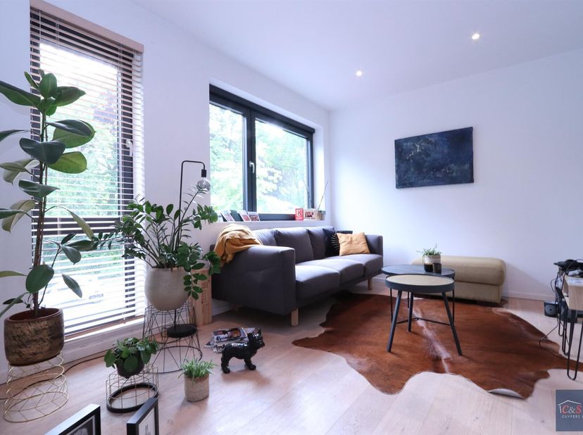 Luxueus afgewerkt appartement met prachtig uitzicht op het park van Kapellen. De inkomhal beschikt over een vestiaire en een apart toilet. De lichte w