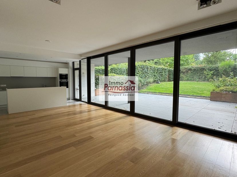 Superbe appartement dans un immeuble récent et prestigieux.Salon, cuisine entièrement équipée, débarras/buanderie, grande terrasse + jardin.2 chambres