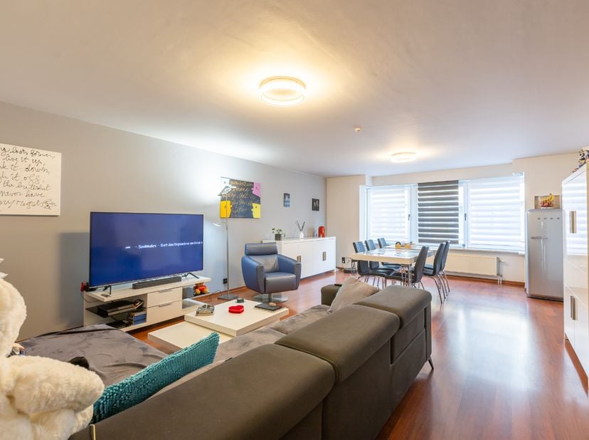 Gelegen in het centrum van Oostende, op wandelafstand van het strand, bevindt zich dit ruime appartement met drie volwaardige slaapkamers. De ligging