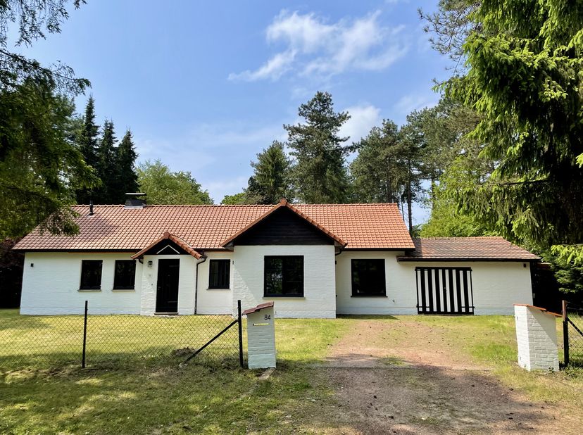 Deze villa bevindt zich op een prachtig, open perceel met grote bostuin. Gelegen in een groene en rustige omgeving grenzend aan het natuurgebied. Op k