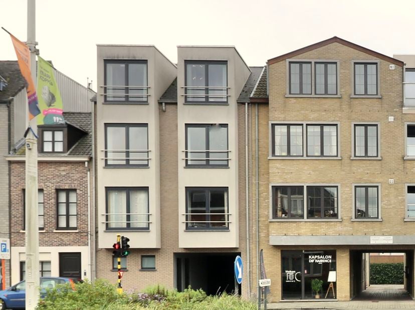 Altijd al een eigen zaak willen opstarten? Deze polyvalente handelsruimte van 70m² is gelegen in hartje Eeklo, langs de N9, nabij het openbaar vervoer