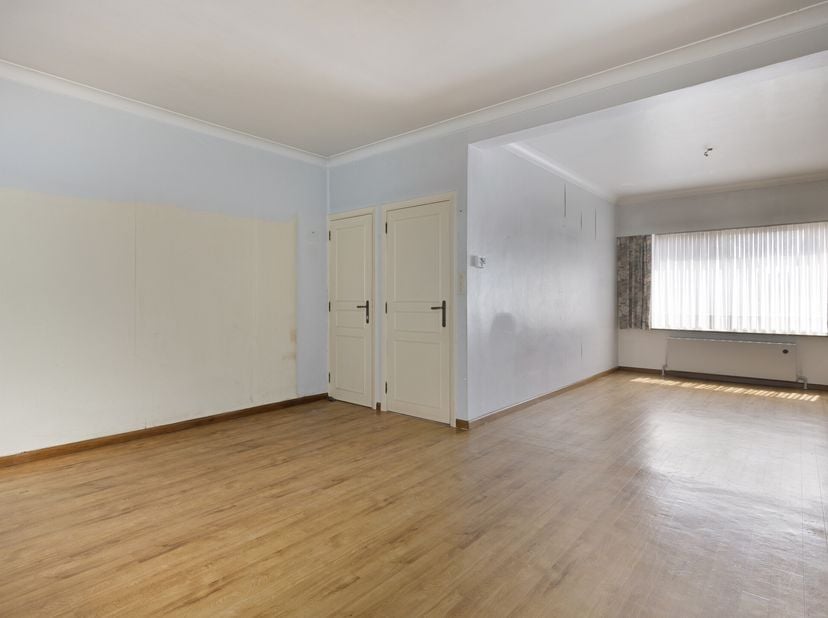 Cette maison est située dans le centre de Kruibeke dans la Molenstraat 111, donc facilement accessible et proche du centre et de tous les commerces, é