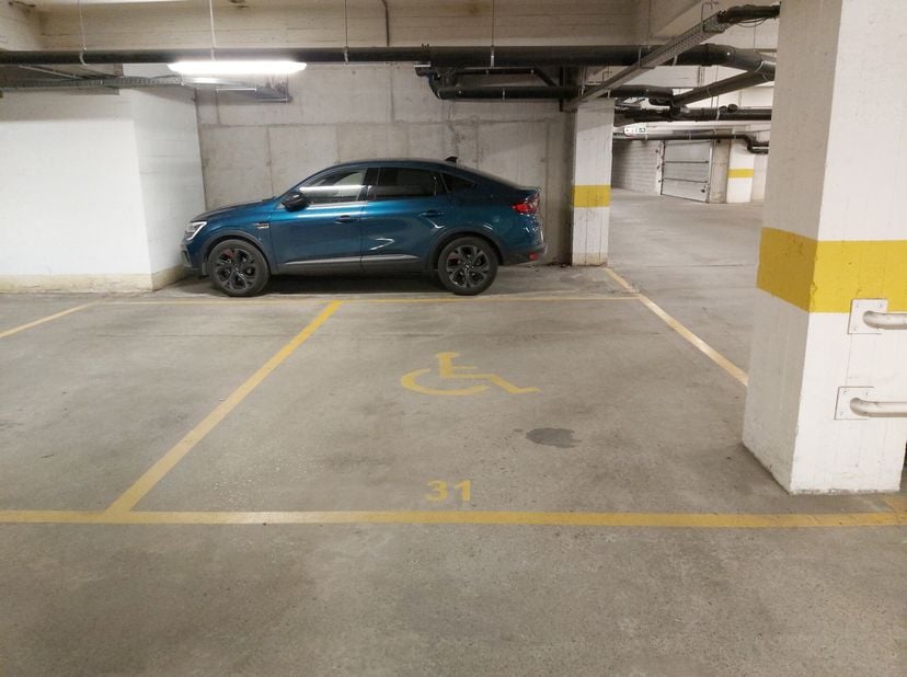 WOLUWE-SAINT-PIERRE, à deux pas de Rob Market et du Shopping de Woluwe, EMPLACEMENT DE PARKING INTERIEUR, situé sous un immeuble récent. Emplacement n