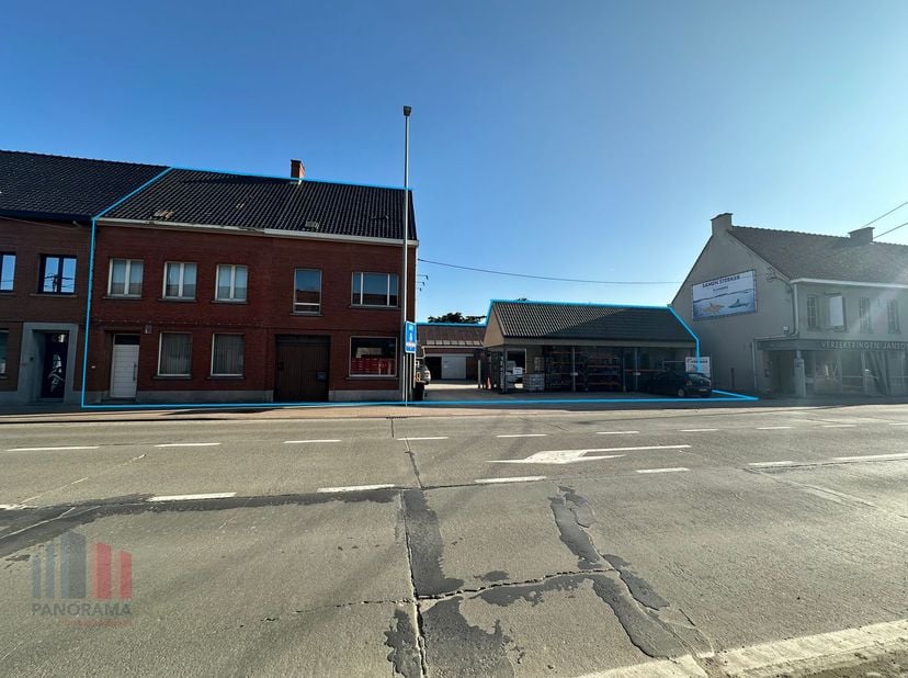 Dit veelzijdige commercieel gelegen pand, langs de bedrijvige Kortrijkseweg in Waregem, biedt een unieke kans om wonen en werken te combineren. Met ee