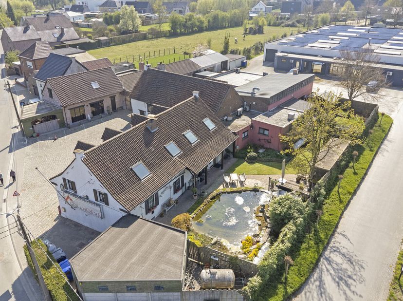 Cette propriété polyvalente est située dans la campagne et paisible d&#039;Erpe-Mere. &lt;br /&gt;
L&#039;ensemble se compose de deux maisons séparées, d&#039;un restauran