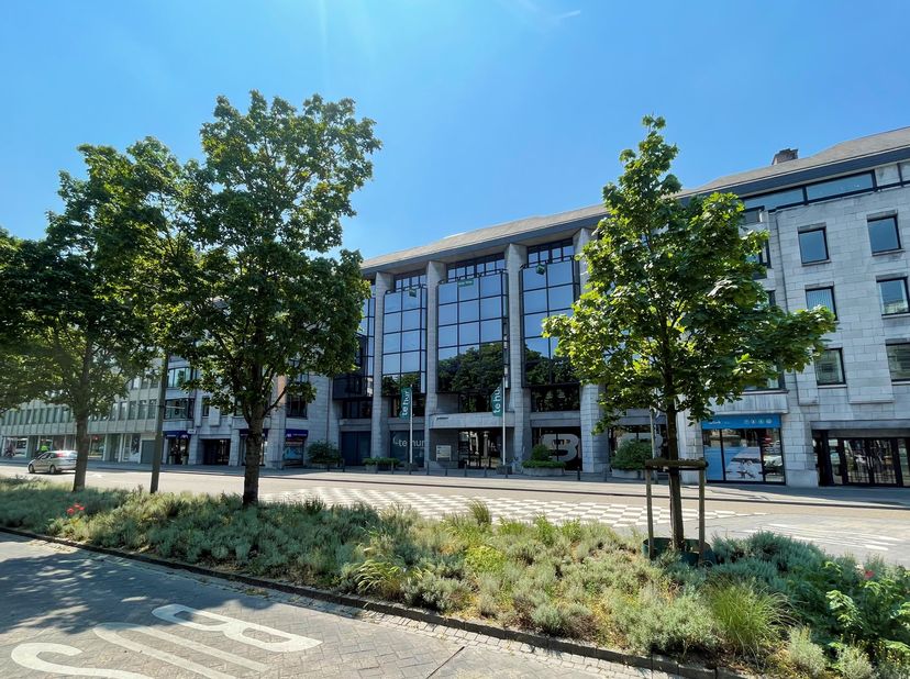 Vous recherchez un espace de bureau de haute qualité à un emplacement stratégique au sein du Ring de Hasselt? Nous proposons 600 m² de bureaux au quat