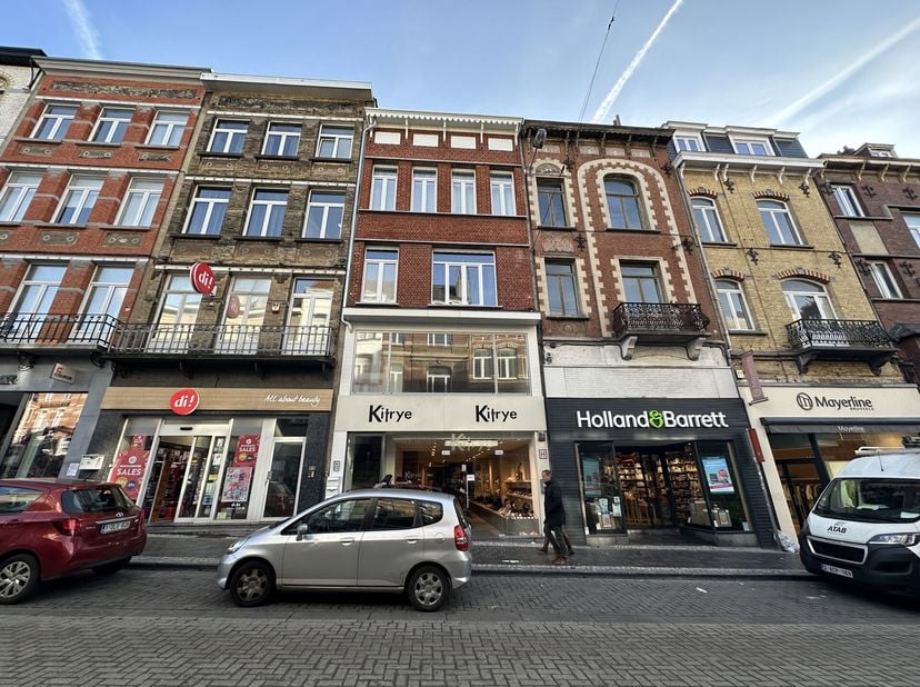 ETTERBEEK - A proximité du Cinquantenaire , au 1er étage d&#039;une petite copropriété  sans ascenseur avec un grande vitrine, agréable espace de BUREAUX r