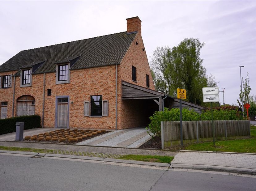 Zalige, zonnige koppelwoning met groene blikvanger! &lt;br /&gt;
Welkom in deze jonge, stijlvolle koppelwoning, rustig gelegen in een groene en kindvriendel