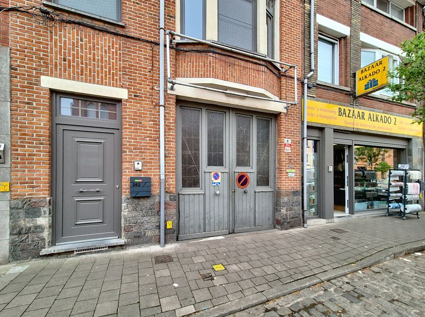 Deze functionele werkplaats is gunstig gelegen nabij de R40 in Gent, op een uitstekend bereikbare locatie, zowel met de wagen als met het openbaar ver