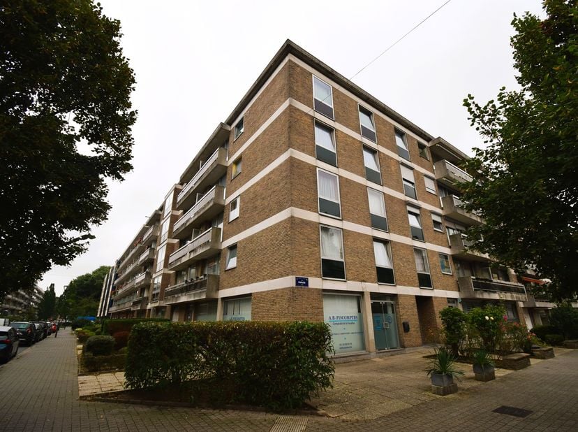 Paruckstraat 39, nabij het Park van Karreveld: Kantoor van 155m² (90m² + 60m² beneden via binnentrap). Garage(s) mogelijk.