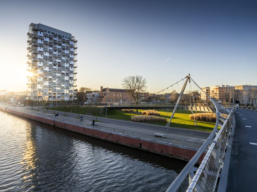 Indeling: 1V: &lt;br /&gt;
- inkomhal met gastentoilet&lt;br /&gt;
- leefruimte (37m²)&lt;br /&gt;
- open keuken met vaatwas, oven, microgolf, kookplaat, dubbele spoelb