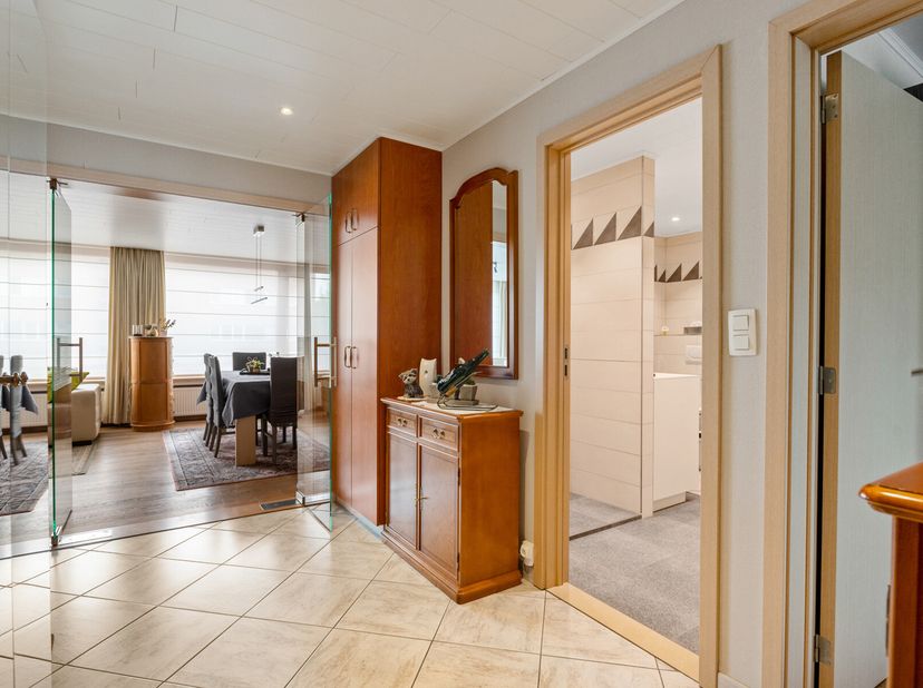 Découvrez cet appartement prêt à être emmenagé et bien entretenu au premier étage dans le quartier calme et verdoyant de Meise. Avec une surface habit