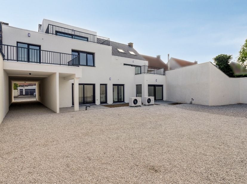 [[ DIT PAND NEEMT DEEL AAN DE ERA OPEN HUIZEN DAG OP 4/7 VAN 16:00 TOT 18:00 ]]Totaal vernieuwd appartement met drie slaapkamers en terras te koop in