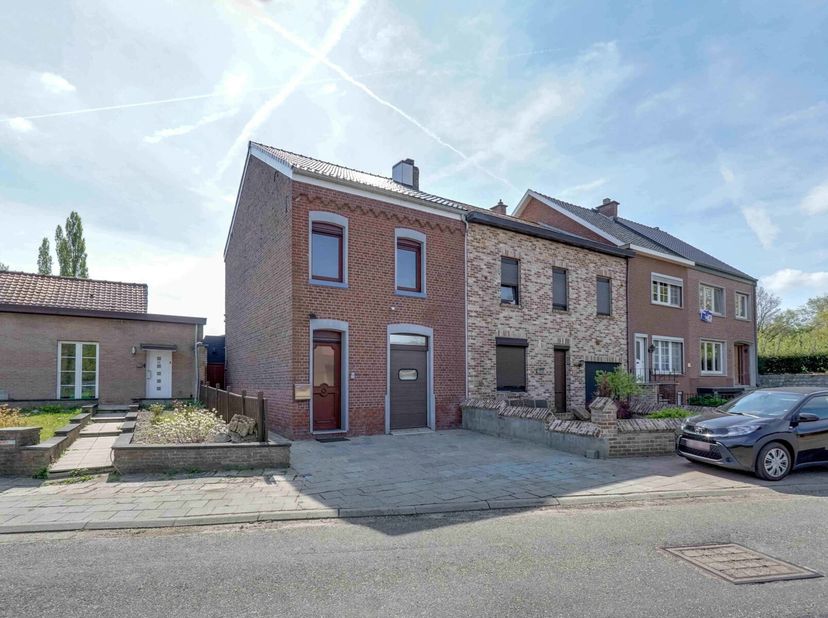 Deze te renoveren halfopen bebouwing bevindt zich op een perceel van 5a 94ca en is gelegen in een rustige, groene omgeving net buiten het centrum van